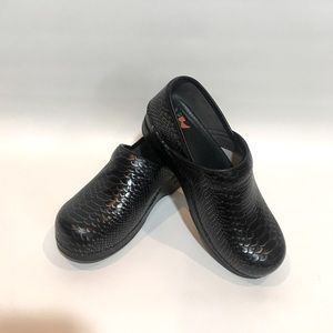 Dansko XP women’s clogs! EU 39/US 8-8.5.